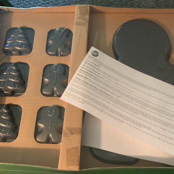 Wilton Holiday Baking Set - Picture 5 of 5